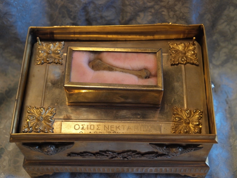 Τεμάχιο Ιερού Λειψάνου του Αγίου Νεκταρίου εκ Βρυουλών